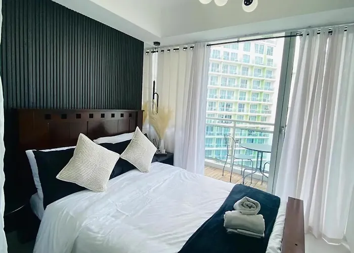 Azure Urban Residences By V'staycation Aparthotel